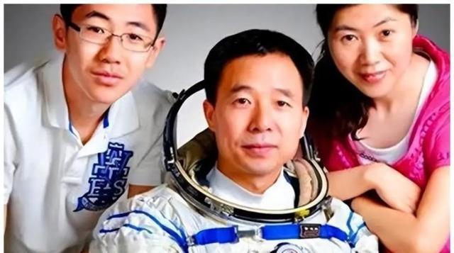 神州十三号，星辰大海中的璀璨篇章—记翟志刚、王亚平与叶光富的太空之旅神州十三号的三位宇航员叫什么